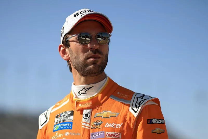 Foto de Daniel Suárez con gorra y lentes de sol tras terminar una carrera de la Nascar.