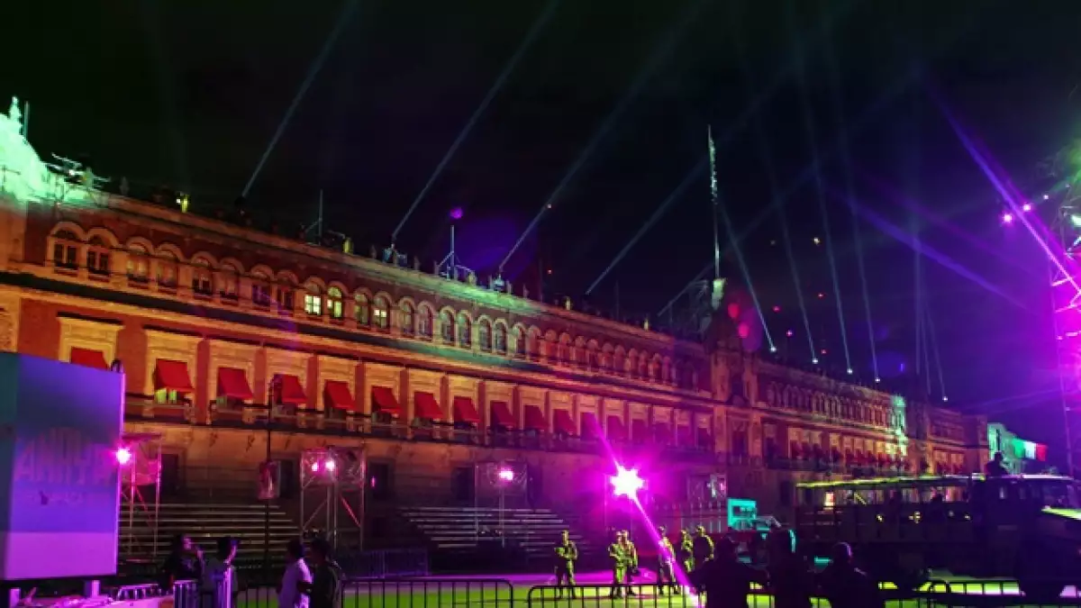 14SEPTIEMBRE2010.- Los ensayos de luces en el Zocalo Capitalino, se incrementaron en el transcurso de la madrugada previo a los festejos que se realizaran en unos días.