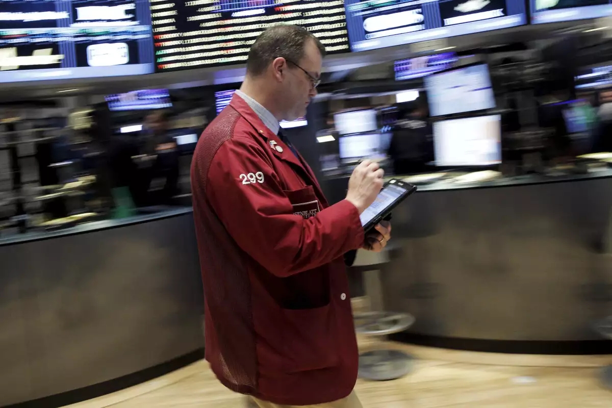 El Dow Jones pierde 0.95% a 17,720 unidades.