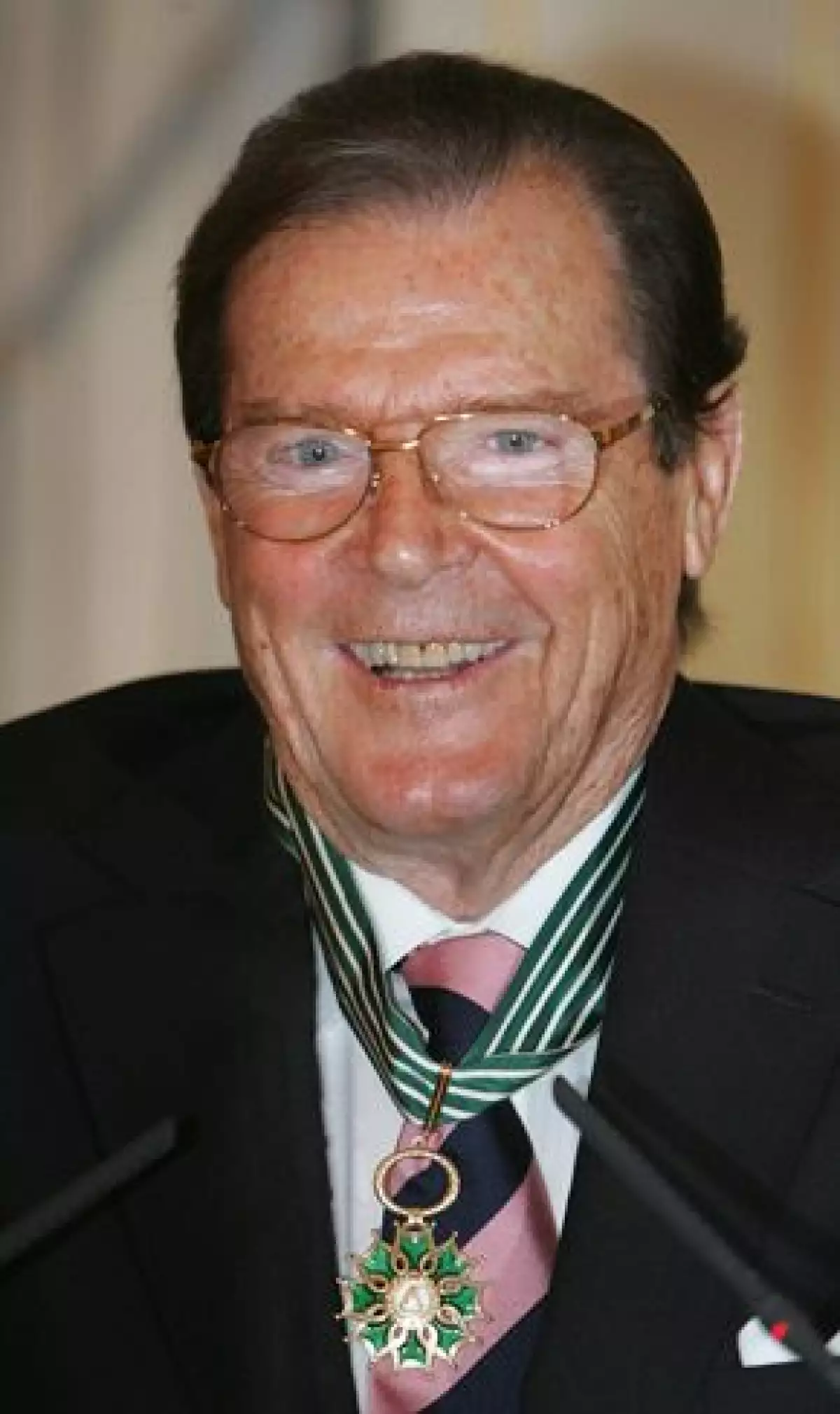 El actor británico recibió en París la insignia de Comendador de las Artes y las Letras.