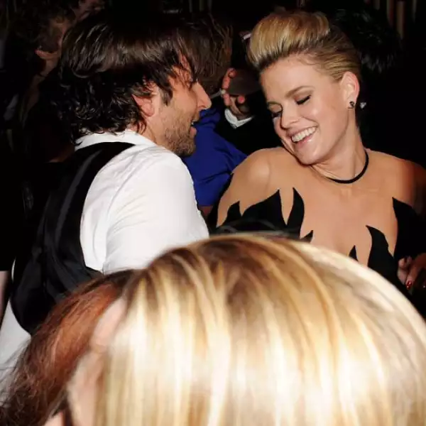 Alice Eve y Bradley Cooper se divirtieron en gran medida durante la fiesta.
