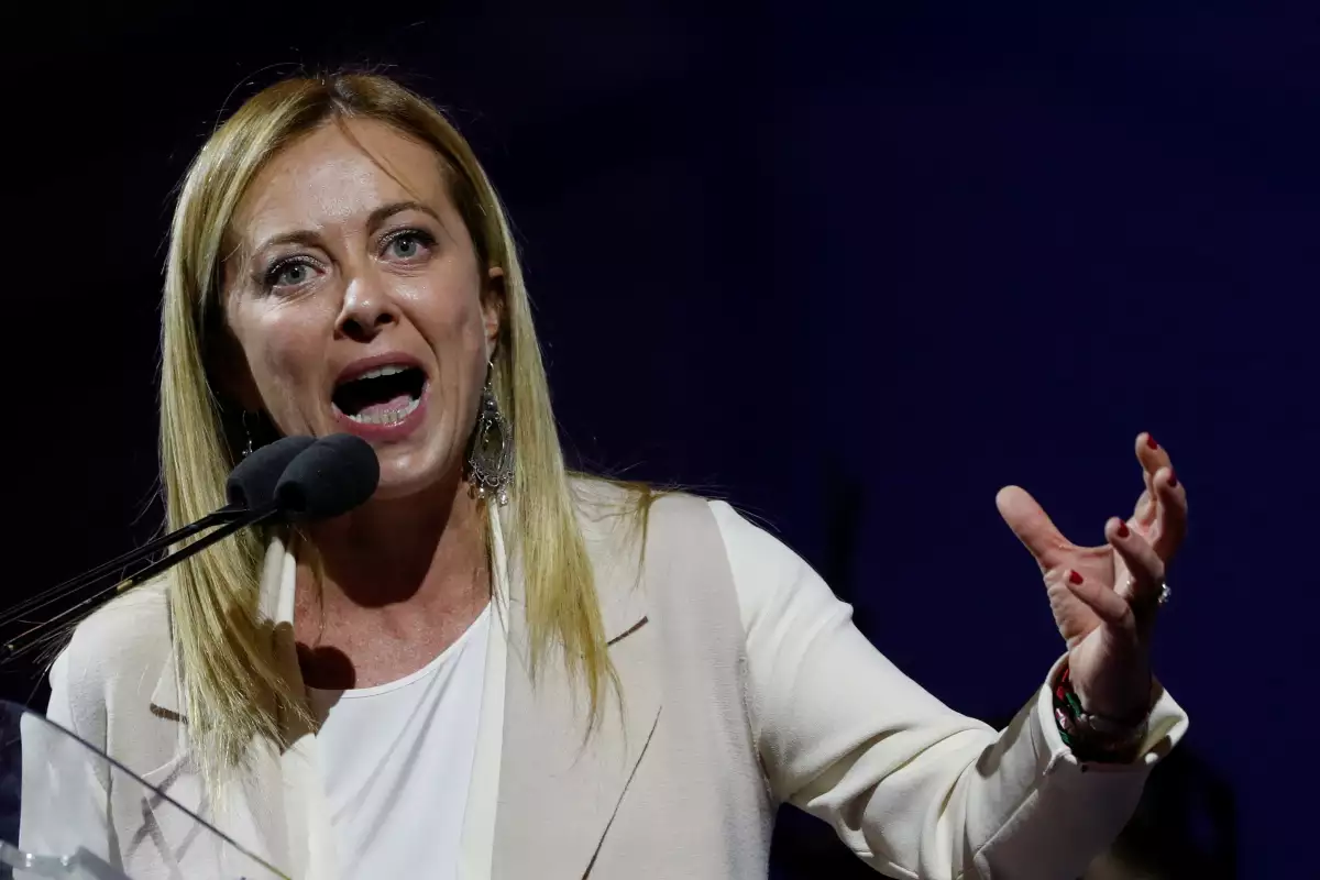 La líder del partido Hermanos de Italia, Giorgia Meloni, habla en el cierre de campaña de la coalición de centroderecha en Roma, Italia. 