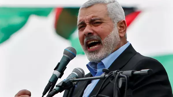 Ismail Haniyeh, primer ministro del gobierno de Hamas en Gaza, habla con sus partidarios durante un mitin de Hamas que conmemora el aniversario de la muerte de sus líderes asesinados por Israel, en la ciudad de Gaza el 23 de marzo de 2014.
