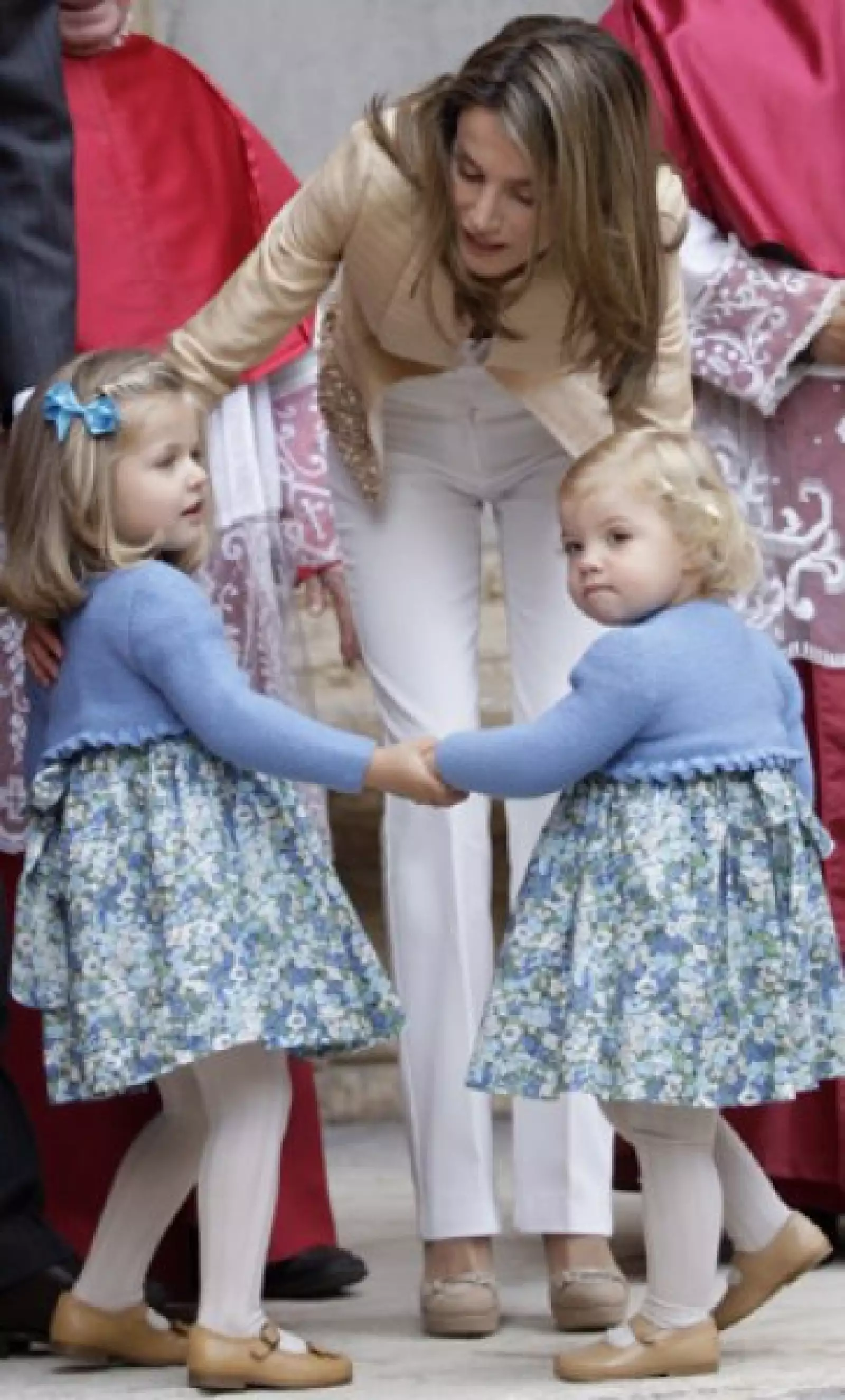 Las pascuas de 2009 dejaron ver a la princesa de Asturias muy tierna con sus dos hijas, las infantas Leonor y Sofía, durante su llegada a la Catedral de Mallorca para asistir a la misa junto al resto de la Familia Real.