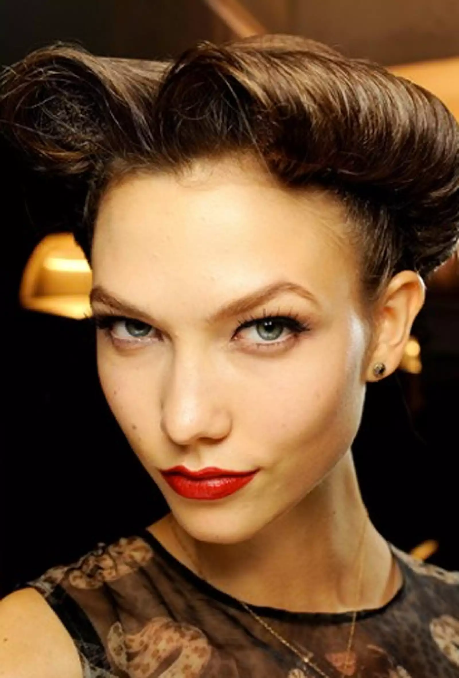 Jean Paul Gaultier y Christian Dior remiten a través del maquillaje a un estilo clásico y glamoroso del old Hollywood. Ojos marcados y labios rojos integran el look.