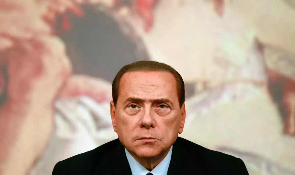 El primer ministro de Italia, Silvio Berlusconi, observa durante una conferencia de prensa en el Palacio Chigi en Roma, Italia, el 4 de agosto de 2011.