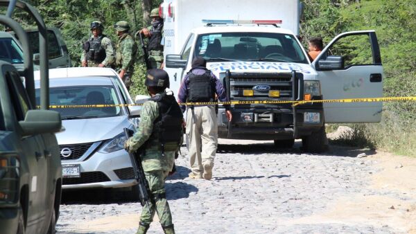CELAYA, GUANAJUATO, 04OCTUBRE2019.- La madrugada de este viernes se registró un ataque a balazos en al menos tres domicilios en la comunidad de San Juan del Llanito, en Apaseo el Alto. En estos hechos 6 personas fueron asesinadas. Los agresores en al menos tres camionetas se fugaron del lugar, pero una de las camionetas Pick Up, al circular en el camino que va de las comunidades de San Vicente a Salto de Espejo, en Apaseo el Alto, se toparon con el Ejército Mexicano y se registró otro ataque donde 5 hombres fallecieron, sin bajas de militares.
FOTO: ALEJANDRO ROJAS /CUARTOSCURO.COM