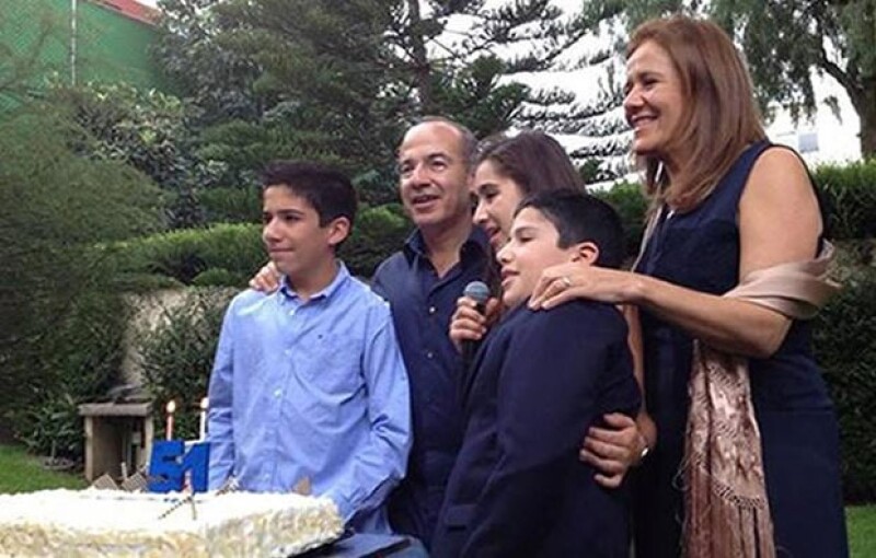 `Muy festejado nuestro querido @FelipeCalderon ayer en su comida cumpleañera. Gracias por convidarnos, tuiteó el senador Javier Lozano´.