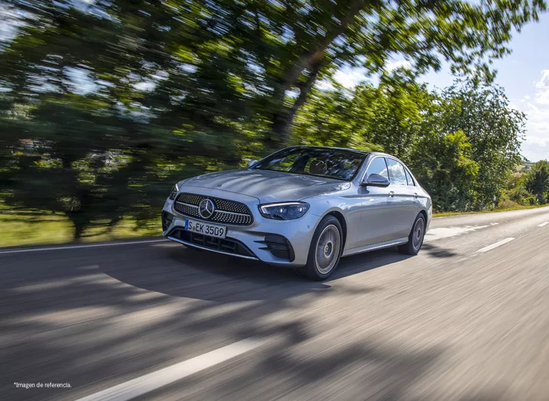 Mercedes-Benz E 350e circulando en una carretera