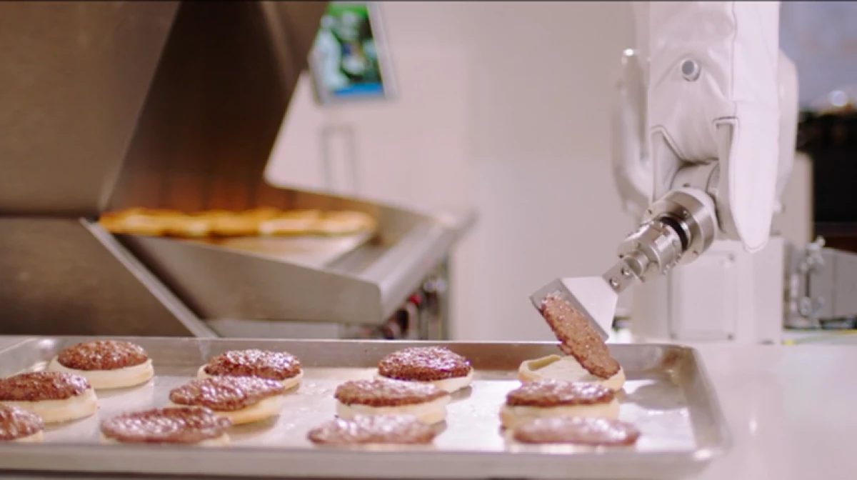 Flippy preparando hamburguesas