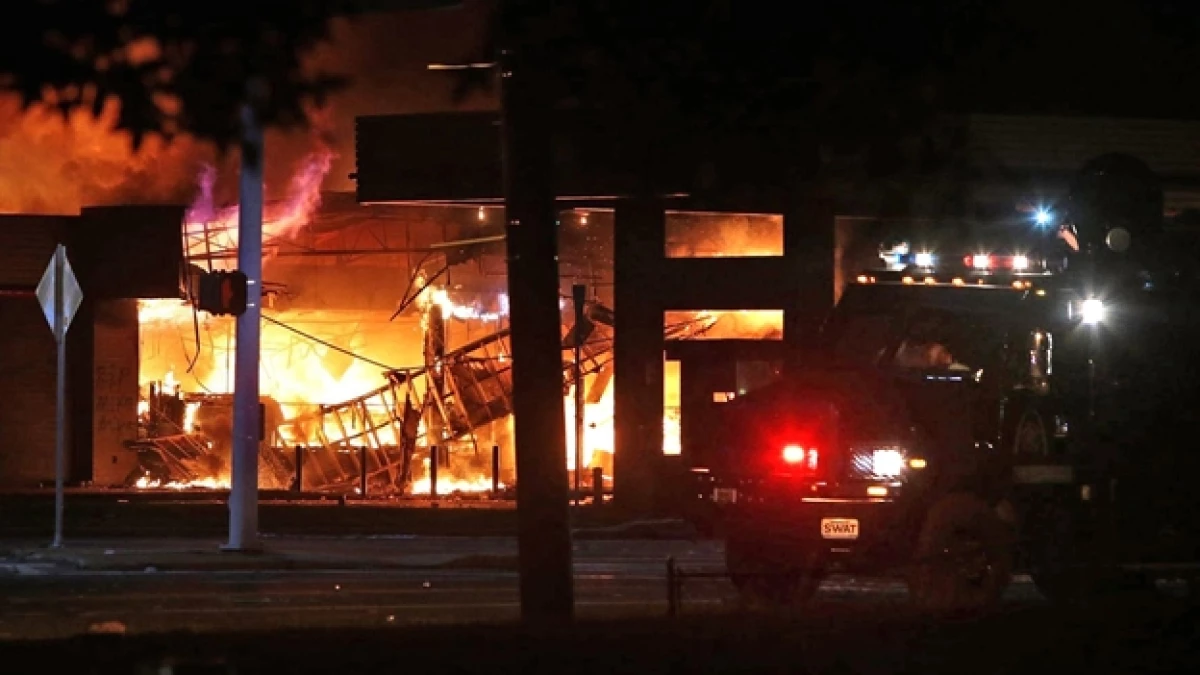Una tienda de autoservicio fue incendiada durante una noche de saqueos en Ferguson, Missouri, tras la muerte de un joven negro