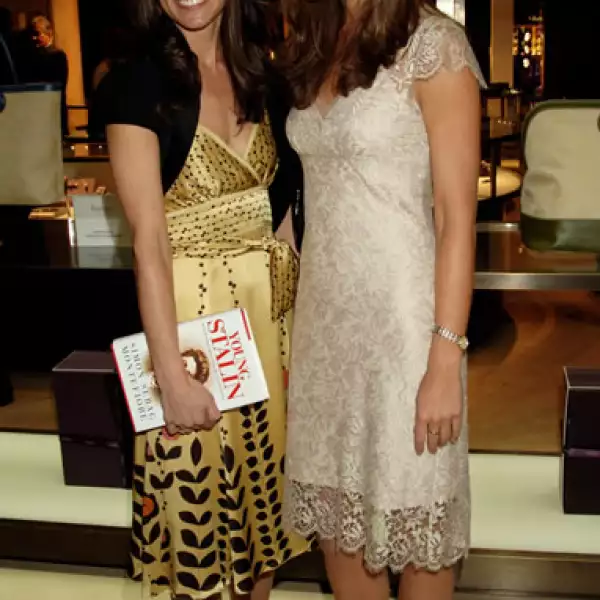 Con su hermana Pippa, otra de las fashionistas favoritas de Inglaterra.