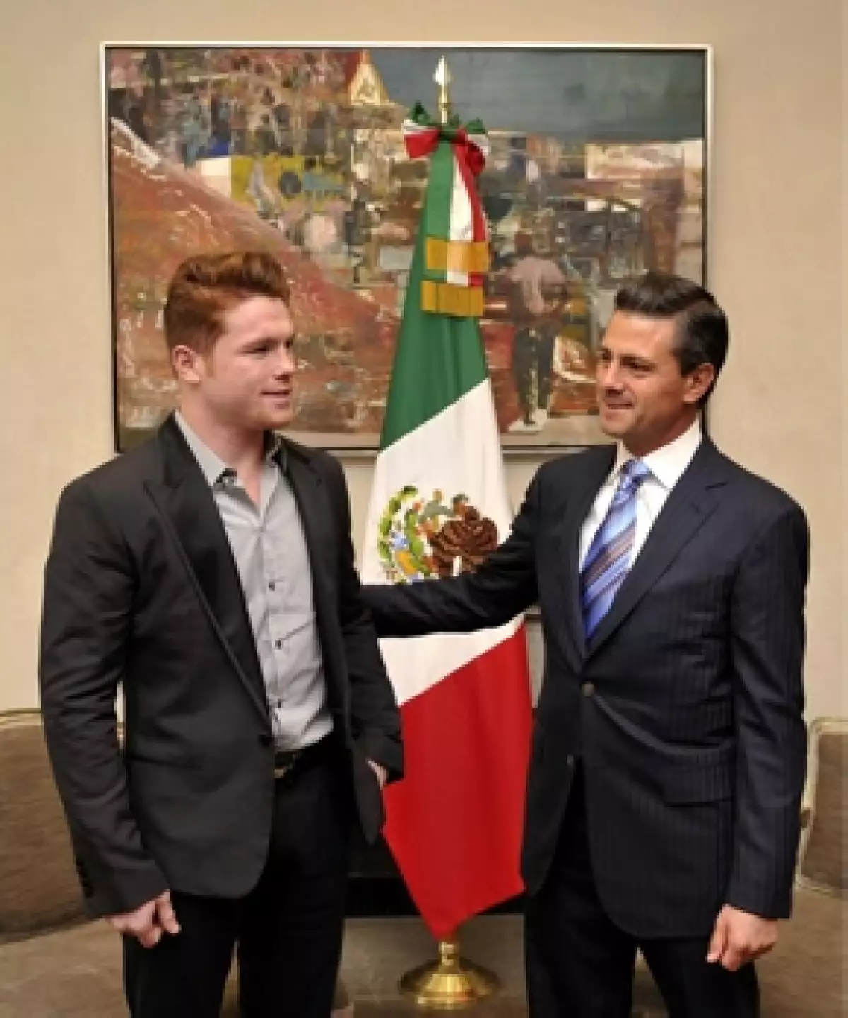 El presidente de la República recibió al boxeador Saúl `Canelo Álvarez para relicitarlo por su último triunfo.