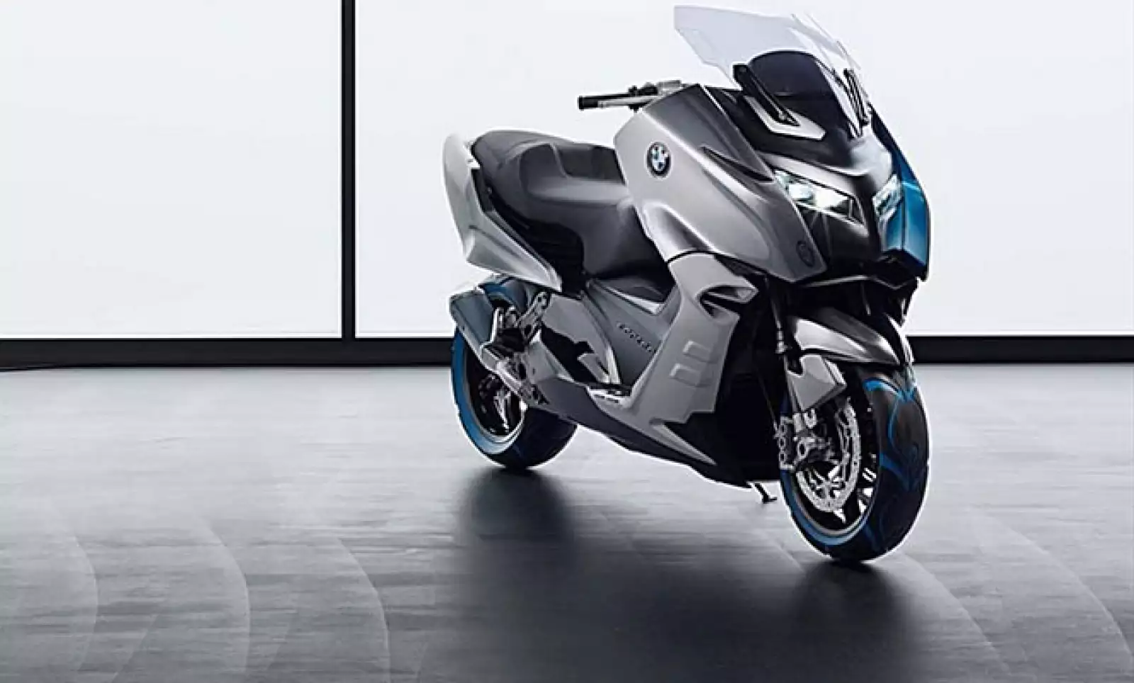 La firma alemana BMW presenta el Concept C, un ‘scooter’ de gran tamaño que será impulsado por  una máquina de 500 centímetros cúbicos y alcanzará velocidades de casi 120 km/h.