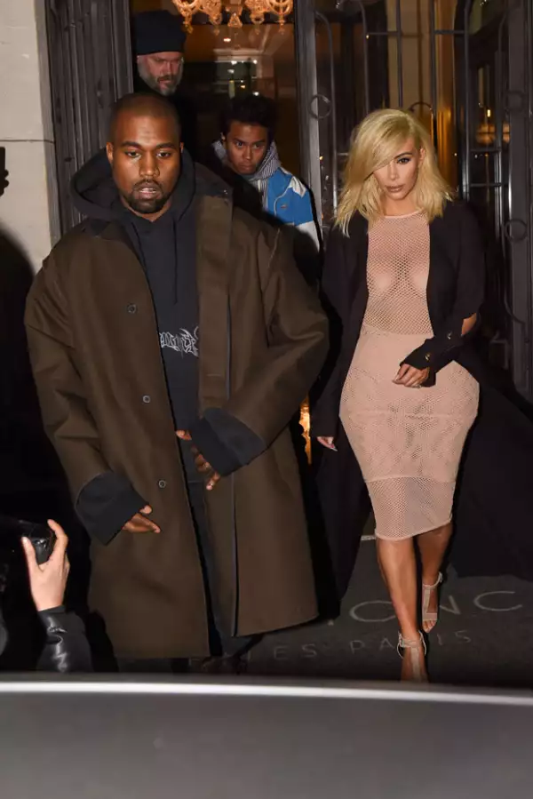 A pesar de llevar una gabardina café no pudo evitar sufrir un accidente de guardarropa.