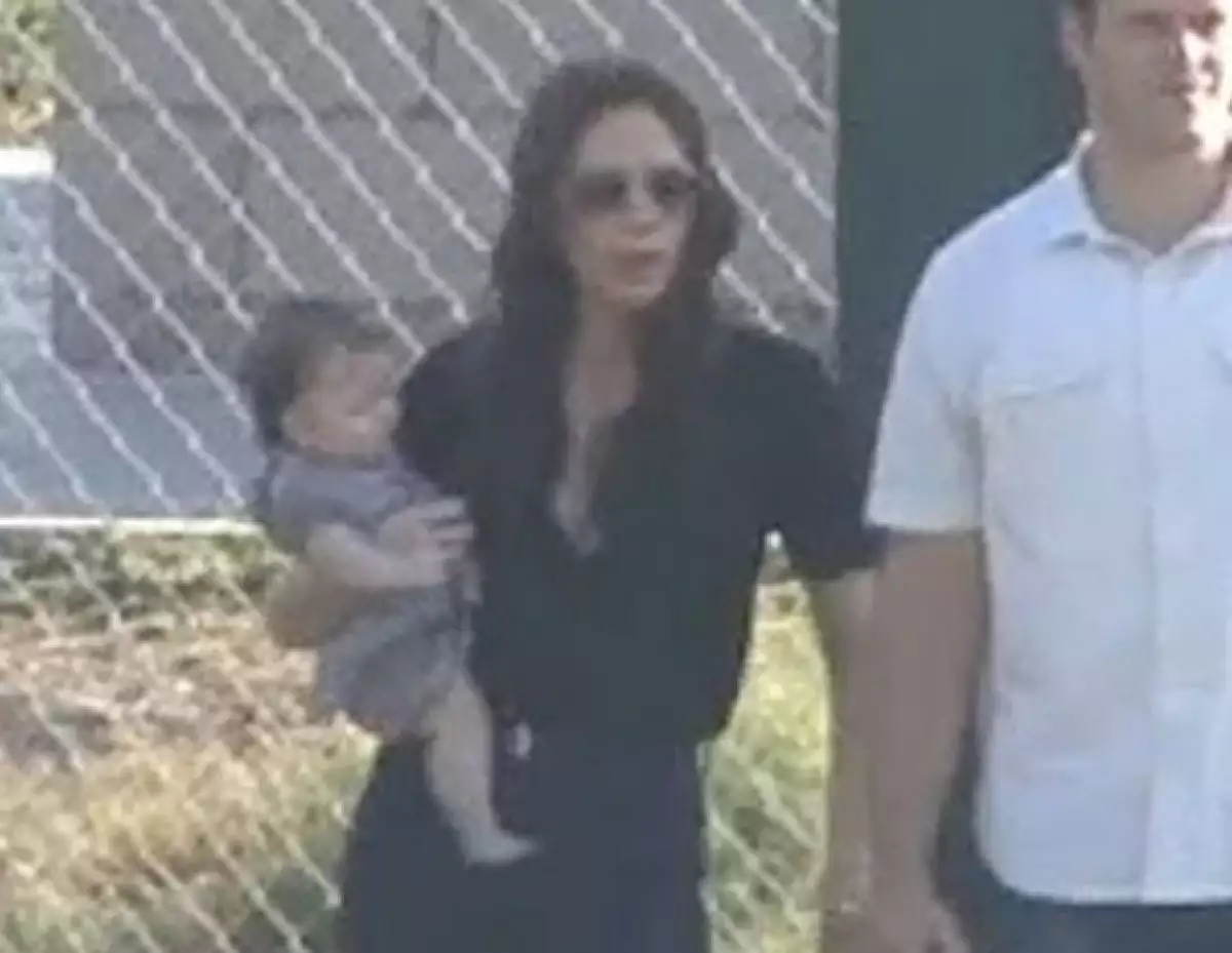 La hija más pequeña de Victoria y David estuvo en la práctica de futbol de Cruz y Romeo, eso sí todo el tiempo se mantuvo en los brazos de mamá.