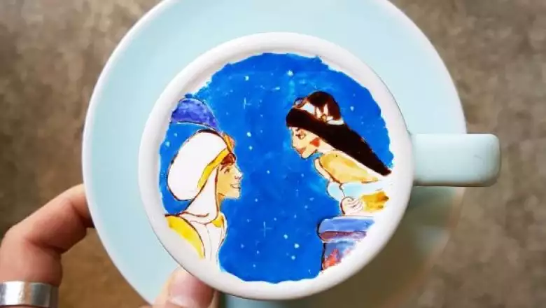 Un camarero surcoreano replica grandes obras de arte en pequeñas tazas de café