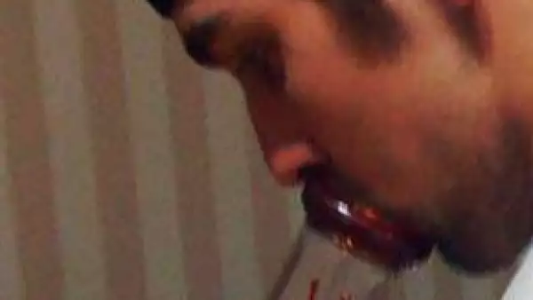 Justin Bieber, Michael Phelps, Kristen Stewart, el príncipe Enrique, entre otros, han sido captados ingiriendo sustancias prohibidas, o al menos eso es lo que se dice.