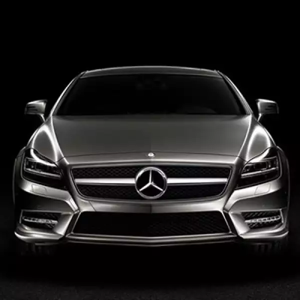 El frente está fuertemente influenciado por los últimos rediseños de la marca, como el del CL, SL y Clase S, con una parrilla dividida en dos partes por una línea que continúa simulada con la fila de LEDs de los faros.