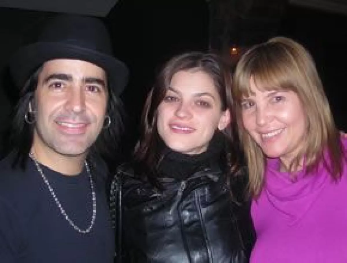 Alex, Irene Azuela, y la esposa del músico.