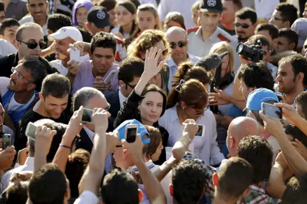 A su llegada al campo de refugiados, la multitud se agolpaba para verla de cerca y tomarse una foto.