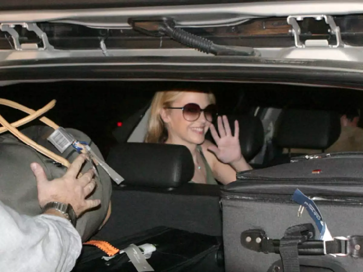 La estrella pop saludó a los medios y se dirigió a su hotel.