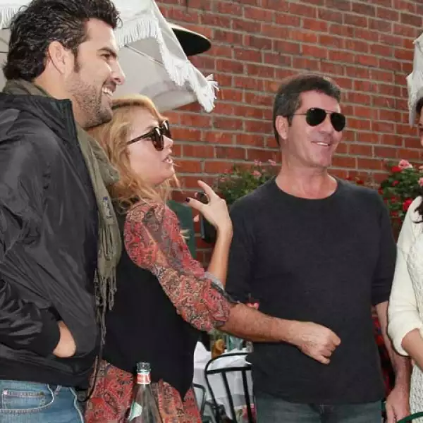 Gerardo es como pez en el agua, cuando está con los amigos de Pau. Aquí con Simon Cowell.