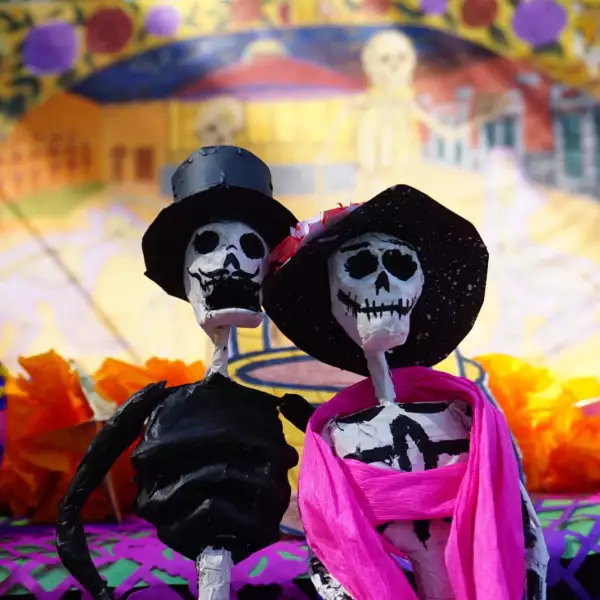 Inicia la instalación de las ofrendas por el Día de Muertos en la Ciudad de México. 