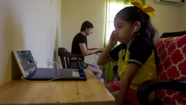 MONTERREY, NUEVO LEÓN, 24AGOSTO2020.- Más de un millón de alumnos de todos los niveles de educación en Nuevo León, regresaron a clases virtuales desde sus casas debido a la contingencia por el Covid-19.
FOTO: GABRIELA PÉREZ MONTIEL / CUARTOSCURO.COM