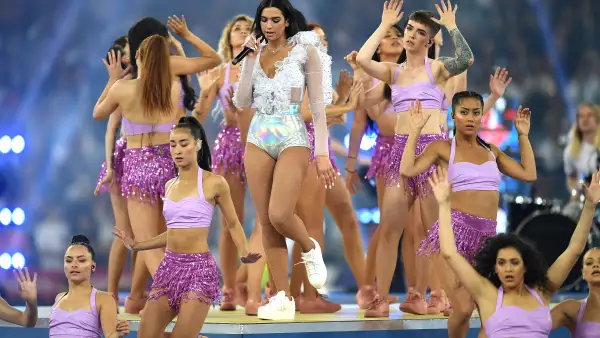 Así fue la presentación de la cantante inglesa durante la final Champions League