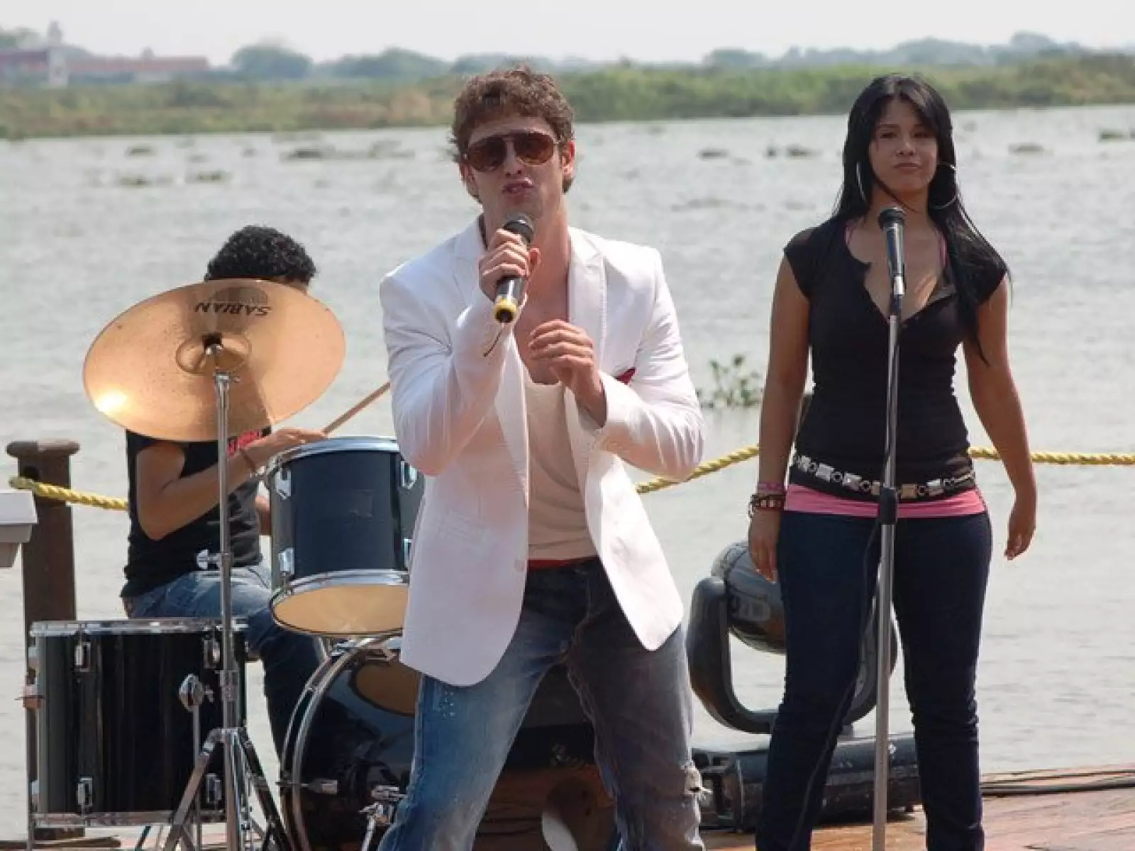 Verano de Amor es protagonizada por Dulce María y Gonzalo García Vivanco y se transmite por Canal 2 de lunes a viernes a las 19:00 horas.