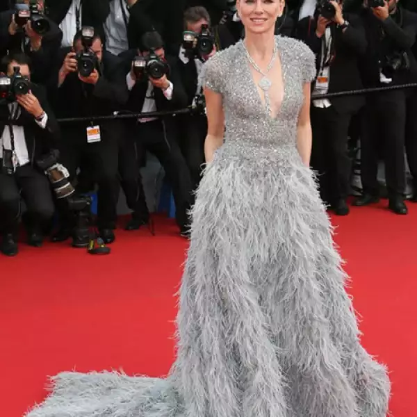 El plateado fue el tono ganador para Naomi Watts quien lució deslumbrante en el vestido Elie Saab Couture.