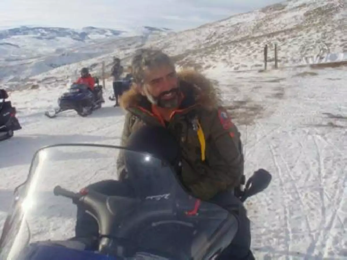El cantante compartió con sus seguidores de Twitter una de las fotografías que le tomaron durante sus vacaciones en Aspen, en ella se le ve muy sonriente sobre un snowmobil.