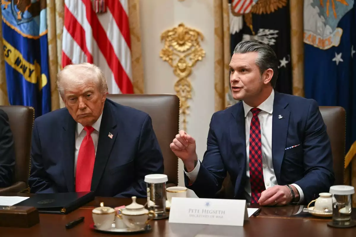 El Secretario de Defensa Pete Hegseth (R) habla junto al presidente de los Estados Unidos, Donald Trump, durante una reunión del Gabinete en la Sala del Gabinete de la Casa Blanca en Washington, DC, el 2 de diciembre de 2025.