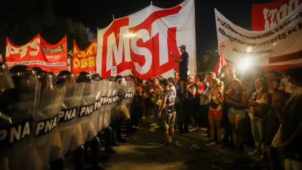 Los agentes del orden hacen guardia mientras los manifestantes protestan el día del debate sobre el proyecto de ley de reforma económica del presidente de Argentina, Javier Milei, conocido como el "ley ómnibus", en Buenos Aires, Argentina, el 31 de enero de 2024.