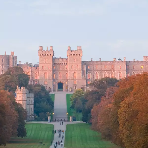 Sin duda uno de los más populares. El Castillo de Windsor impresiona a cualquiera. Se encuentra en Berkshire y siempre ha estado relacionado con la Familia Real Británica.