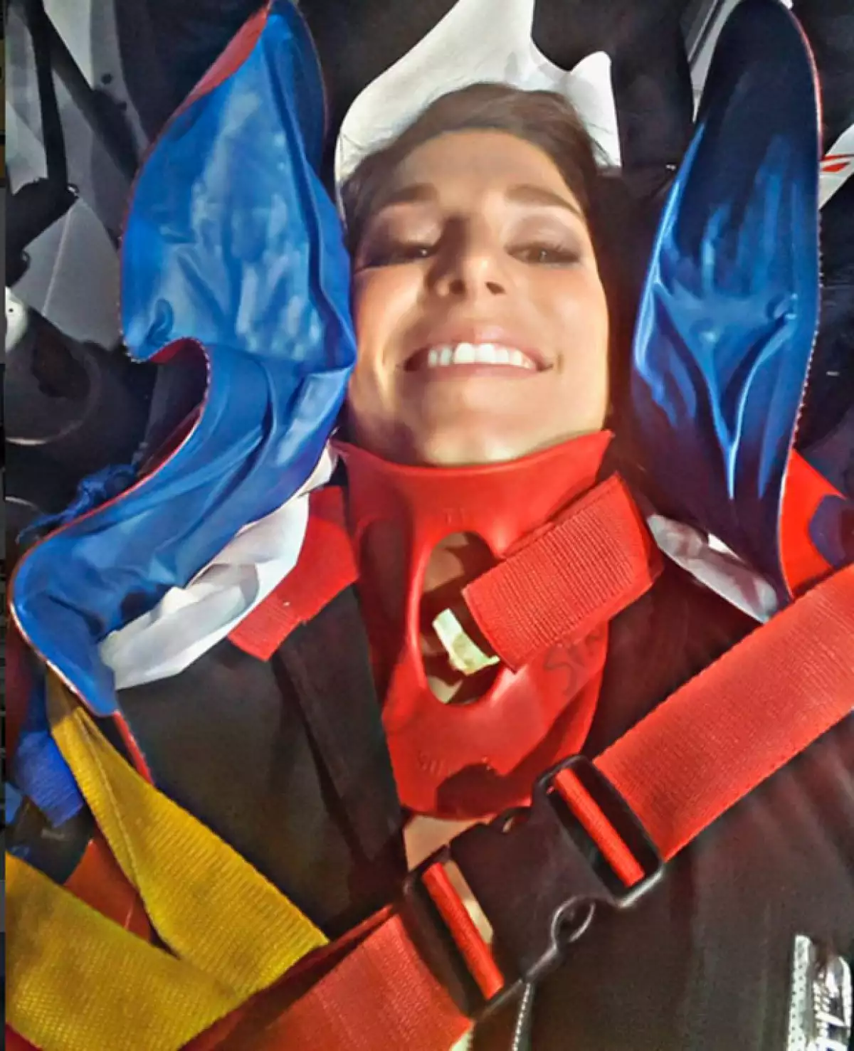 La francesa Lauryn Thilleman perdió el control y no pudo evitarse caer del tubo, sufriendo una aparatosa caída durante la emisión de "Vendredi Tout Est Permis".