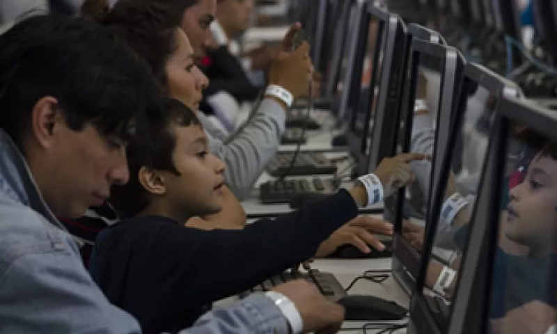 Los mexicanos revisan principalmente sus redes sociales en internet, según la encuesta. (Foto: Cuartoscuro/Archivo)