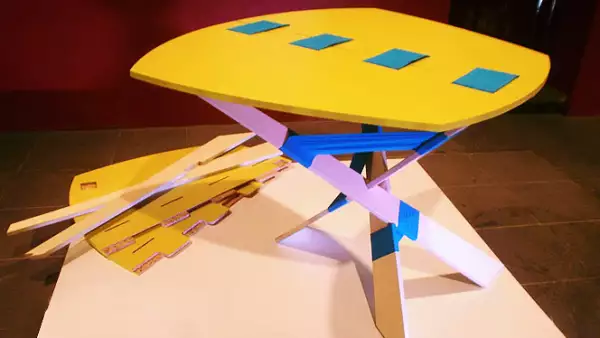 7. Trip es una mesa que consta de tres patas y dos piezas unidas con tela que forman la cubierta. El ensamble se logra por medio de amarres con cintas y ranuras, sin utilizar herrajes y adhesivos, esto hace más fácil su instalación y transporte. Diseño: U