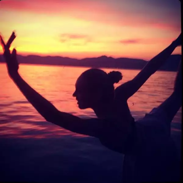 Candice Swanepoel presume su silueta con el resplandor del ocaso.