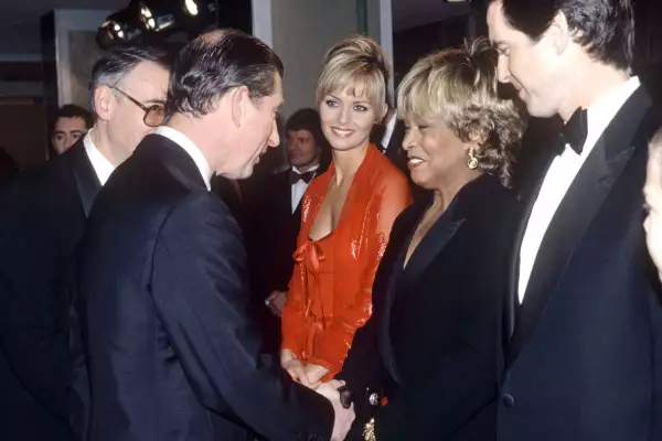 El entonces príncipe Carlos saluda a Tina Turner y Pierce Brosnan en 1995