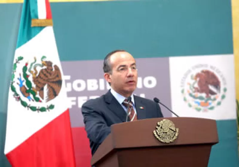 El presidente Felipe Calderón Hinojosa firmó el decreto de reforma constitucional que establece topes a los salarios de los servidores públicos. (Foto: NTX)