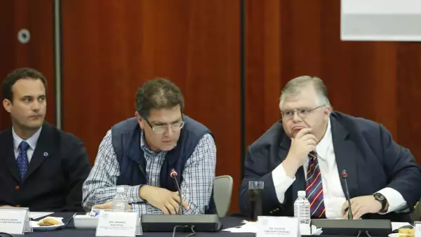 El gobernador del Banco central (derecha) destacó ante senadores las acciones de Hacienda para hacerle frente a la volatilidad financiera internacional.