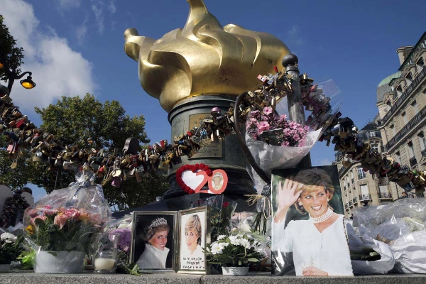 Los icónicos lugares en el mundo en memoria a Lady Di Flame of Liberty en el Puente del Alma en París, memoria Lady Di
