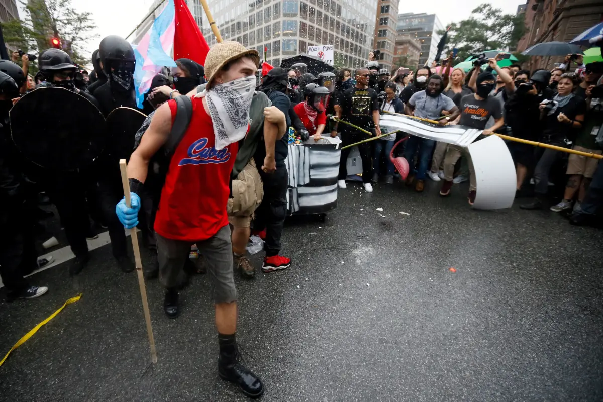 Anarquistas y contramanifestantes antifa, marchan cerca de una manifestación dirigida por nacionalistas blancos que marca el primer aniversario de las protestas de "Unir a la Derecha" de Charlottesville en 2017 en Washington, EE. UU., el 12 de agosto de 2018.