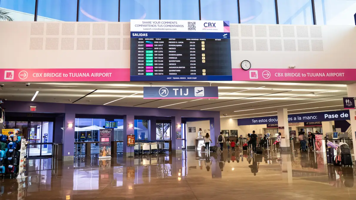 Imagen de la fachada de CBX, un puente transfronterizo que conecta el Aeropuerto de Tijuana con San Diego, California.
