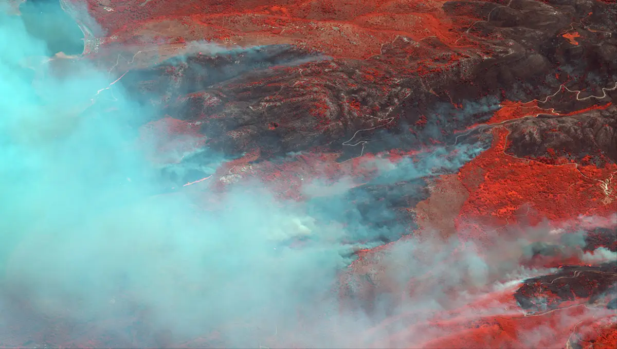 Una imagen satelital muestra una descripción infrarroja mientras un incendio forestal arde en la isla de Corfú, Grecia, el 25 de julio de 2023. 