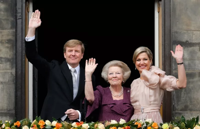 Tras 33 años de reinado, la hoy princesa Beatriz firmó un documento con el que finalizó su reinado. Ahora su hijo Guillermo y Máxima serán los reyes.