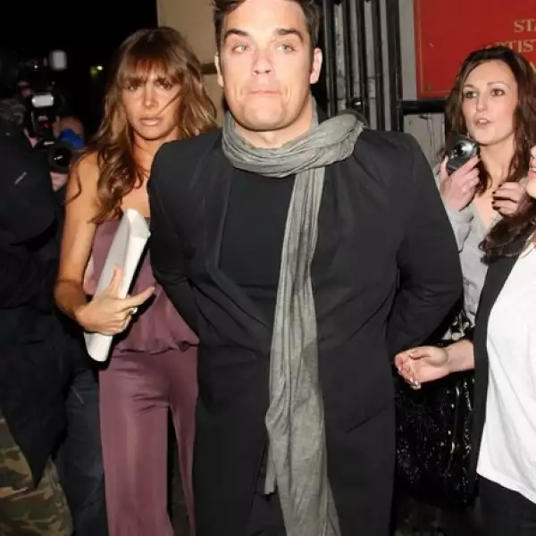 Ayda Fieldy Robbie Williams. Ella es una conductora de televisión turca-norteamericana. Un tanto conocida en Estados Unidos pero no a nivel internacional. Hoy es más mencionada por su noviazgo con el cantante que por ella misma. Recientemente él le propus
