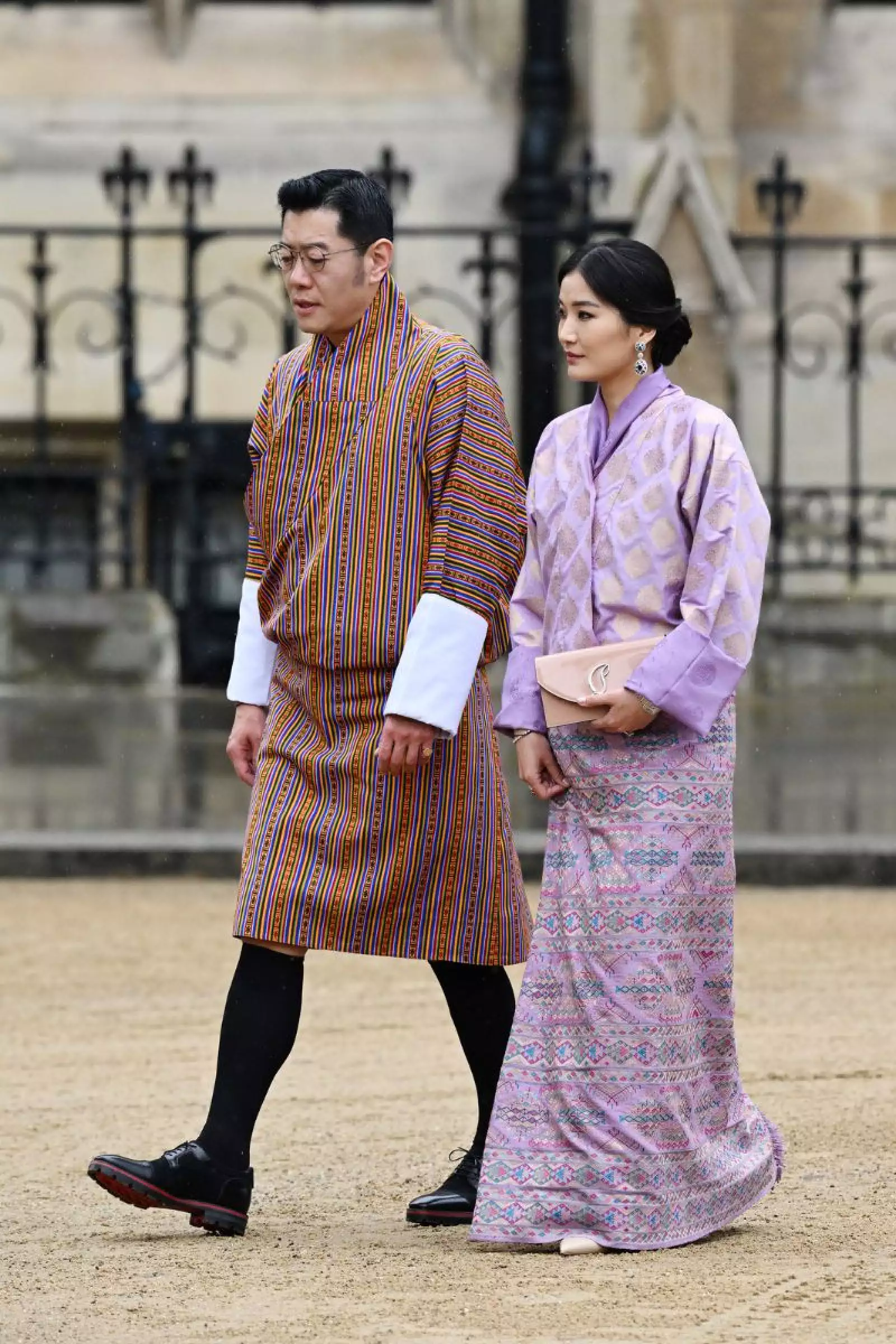 Jigme Khesar Namgyel Wangchuck y Jetsun Pema de Bután en la coronación del rey Carlos III